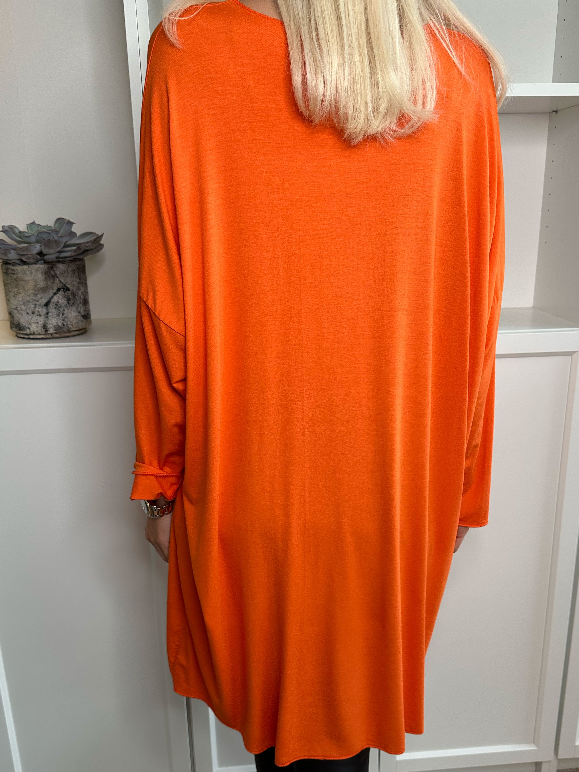 Vogue Long Sleeve - Långärmad klänning i viskos med guldskrift